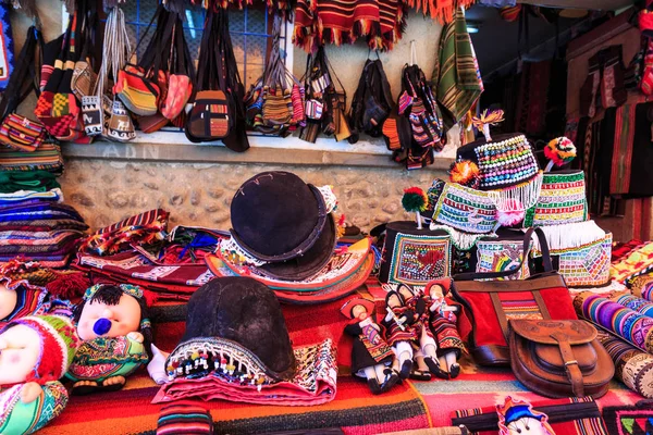 Bolivya 'daki geleneksel bir tararabuco pazarında renkli hediyeler. Stok Fotoğraf
