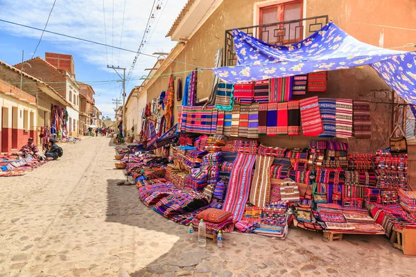 Roupas coloridas em um mercado tradicional Tarabuco, Bolívia Fotografias De Stock Royalty-Free