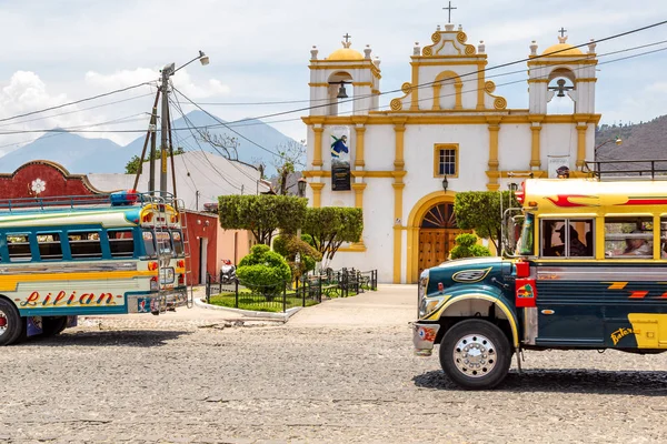 Színes régi iskolabuszok használják a tömegközlekedés Guatemala — Stock Fotó