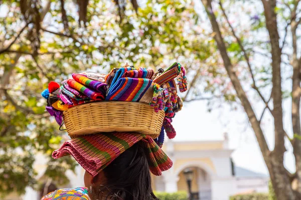 Mujer con una cesta de soevenirs en la cabeza en la ciudad de Anti — Foto de Stock