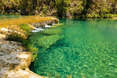 Semuc Champey 'in çağlayan ve şelaleli kireçtaşı sırtı