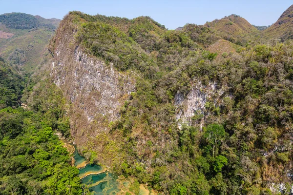 Panorama della cresta calcarea con cascate e cascate di — Foto Stock