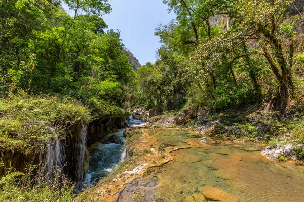 Панорама известнякового хребта с каскадами и водопадами — стоковое фото