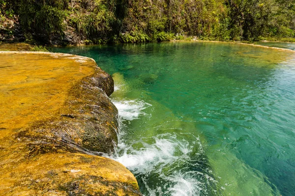 Kalksten ås med kaskader och vattenfall i Semuc Champey i — Stockfoto