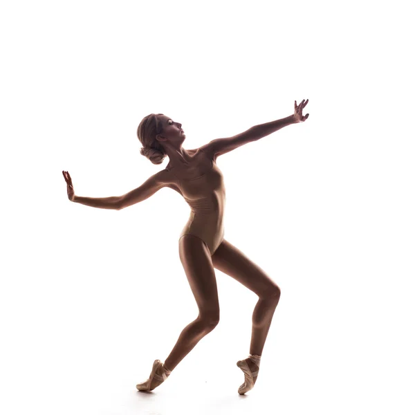 Ballerina in abito beige in posa sulle dita dei piedi — Foto Stock