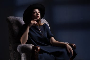 şapkalı inanılmaz güzel bir kadın portresi stüdyo
