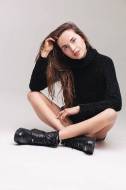 güzel bir kadın yere oturmak