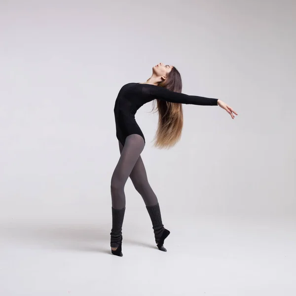 Νεαρή γυναίκα χορεύτρια σε μαύρο μαγιό ποζάρει — Φωτογραφία Αρχείου