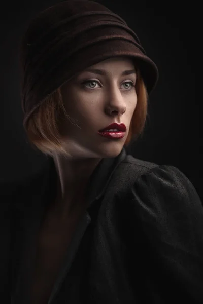 Bella donna in cappello retrò — Foto Stock