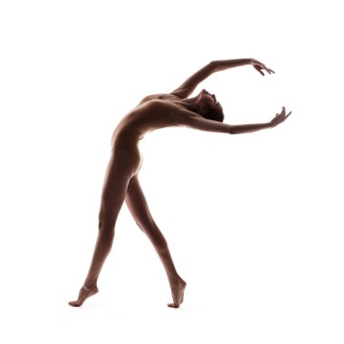 Bej mayolu genç ve güzel bir dansçı.