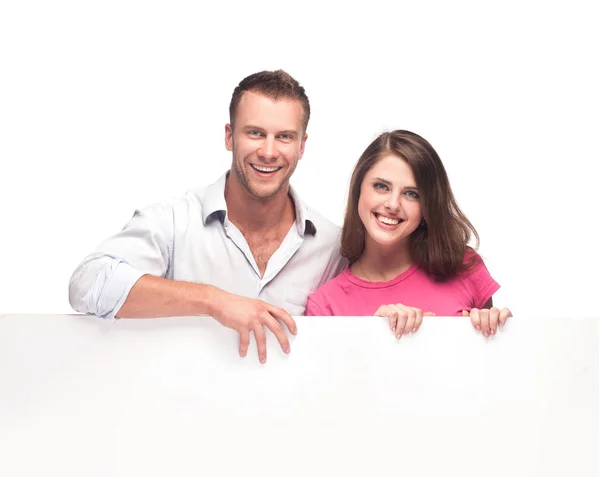 Porträt eines glücklichen Paares mit leerer Plakatwand — Stockfoto