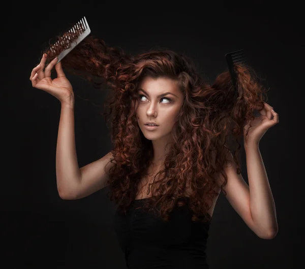 Femme aux cheveux bouclés bruns sains — Photo