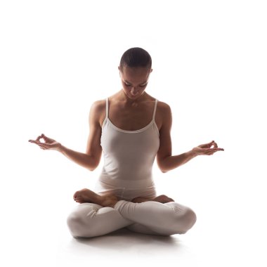 Yoga yaparken sağlıklı Latin kadın