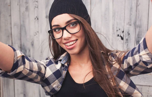 Hipster ragazza con bretelle — Foto Stock