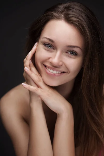 Jonge lachende vrouw met mooie gezonde gezicht — Stockfoto