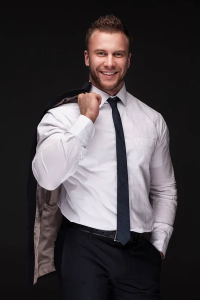 Retrato de joven hombre de negocios sonriente — Foto de Stock