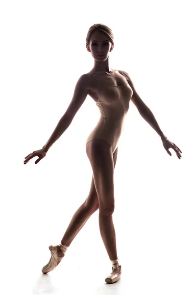 Ballerina in abito beige in posa sulle dita dei piedi — Foto Stock