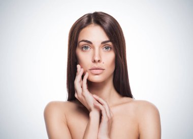 temiz cilt olan yetişkin kadın portresi portre