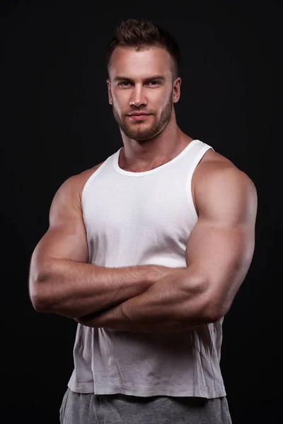 Porträt eines athletischen Mannes im weißen Unterhemd — Stockfoto