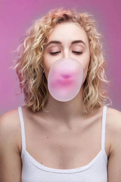 Girl doing bubble with a chewing gum — Stock Photo, Image