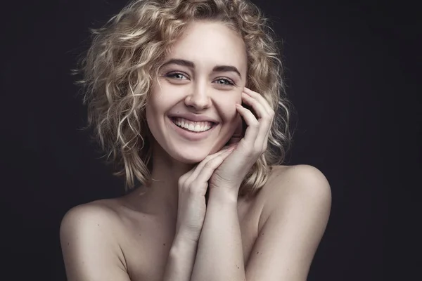 Portret van jonge lachende mooie vrouw met lichte make-up — Stockfoto