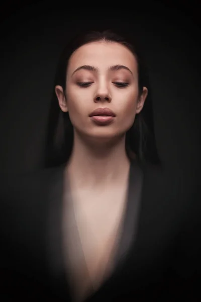 Retrato jovem mulher elegante em jaqueta preta — Fotografia de Stock