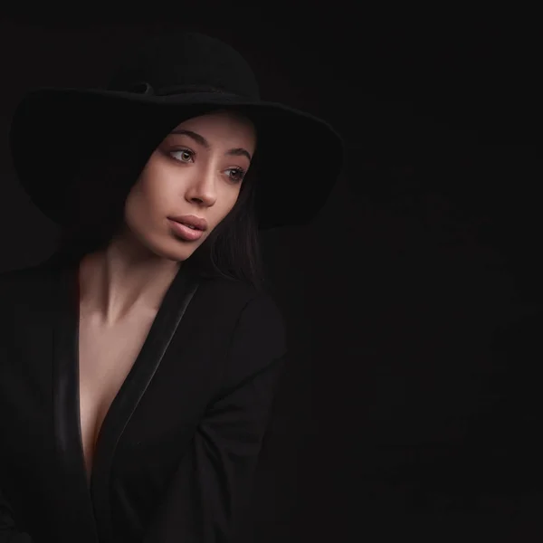 Красивая женщина в шляпе ретро — стоковое фото
