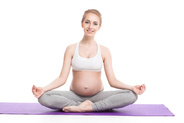 Portrait de femme enceinte faisant du yoga — Photo