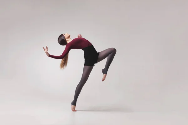 Jovem dançarina em maroon maiô posando — Fotografia de Stock