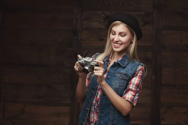 Jovem hipster mulher em roupas funky isolado no fundo branco — Fotografia de Stock