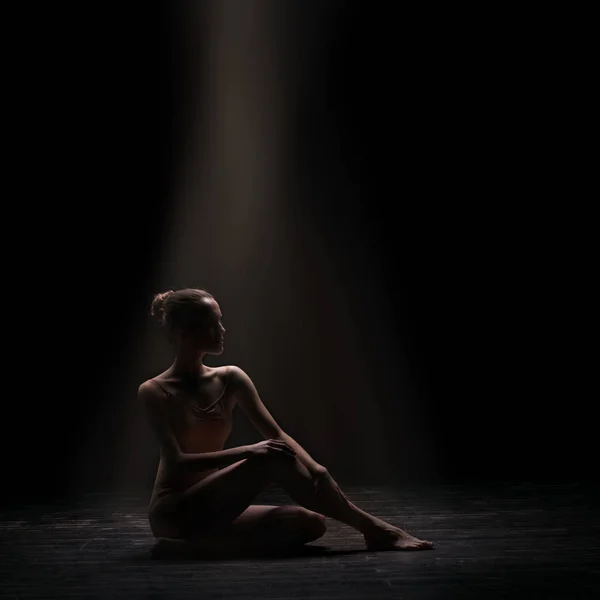 Mulher bailarina de balé no fundo escuro — Fotografia de Stock