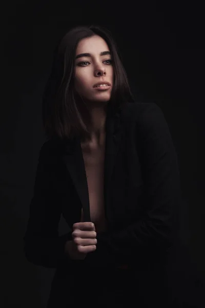 Retrato jovem mulher elegante em jaqueta preta — Fotografia de Stock