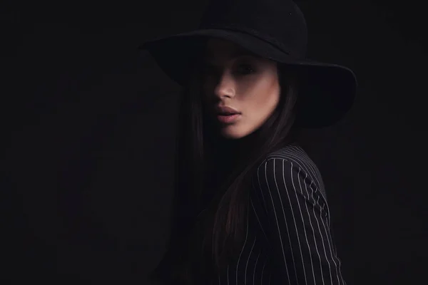 Vacker kvinna i Retro hatt — Stockfoto
