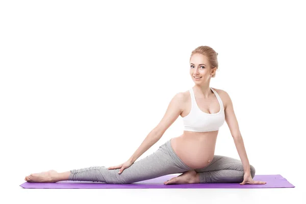 孕妇做瑜伽的肖像 — 图库照片