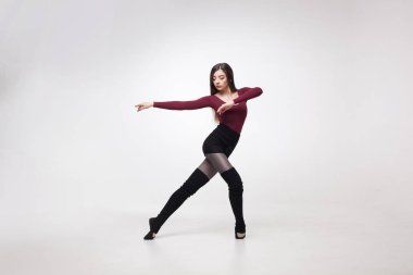 kestane rengi mayo poz içinde genç kadın dansçı