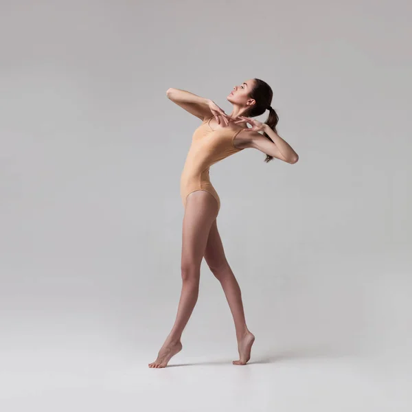 Giovane bella ballerina di balletto in costume da bagno beige — Foto Stock