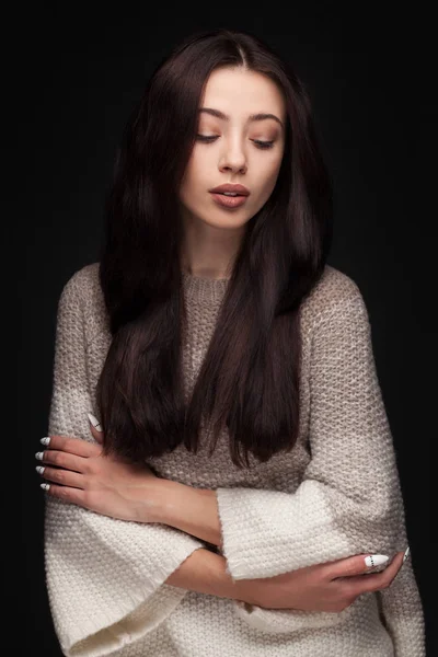 Portret van elegante jongedame in gebreide trui — Stockfoto