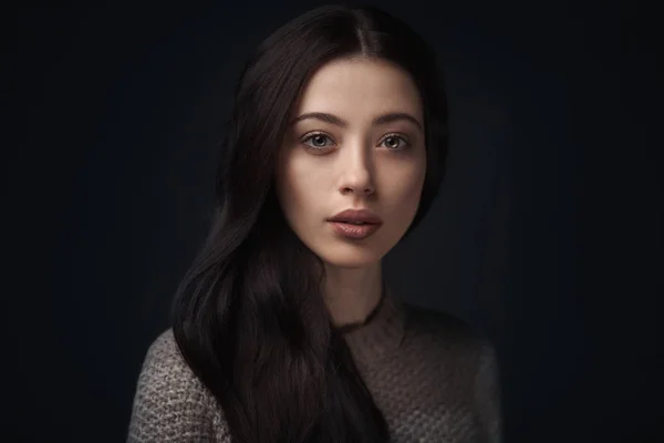 Retrato de jovem mulher elegante em suéter de malha — Fotografia de Stock