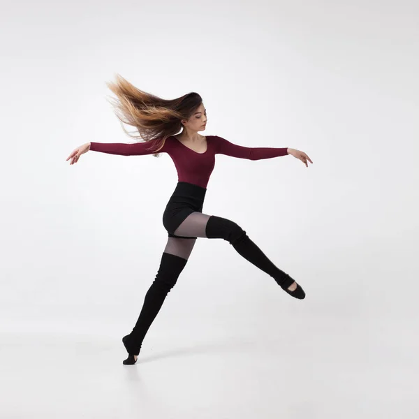 Kestane rengi mayo poz içinde genç kadın dansçı — Stok fotoğraf