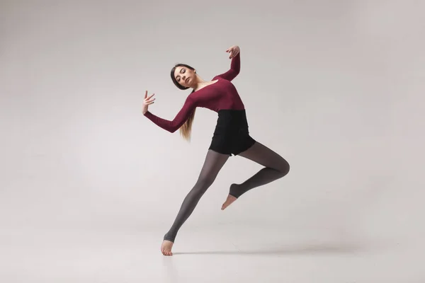 Young woman dancer in maroon swimsuit posing — Stock Photo, Image