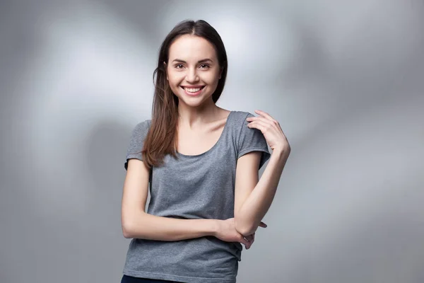 Closeup studiový portrét mladé ženy v šedé tričko — Stock fotografie