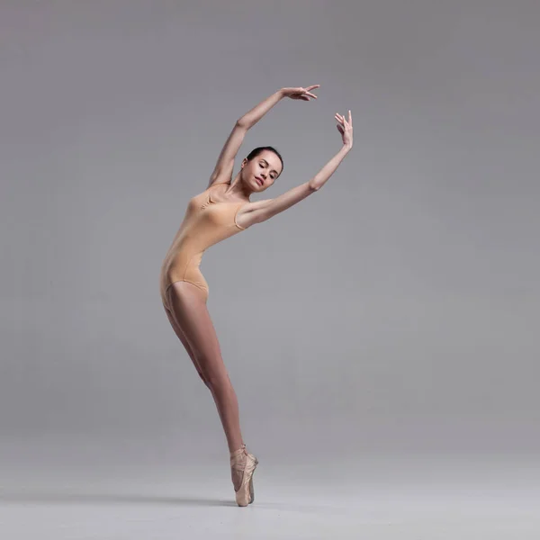 在米色的泳装年轻美丽的芭蕾舞者 — 图库照片