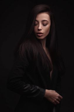 siyah ceketli genç zarif kadın portre