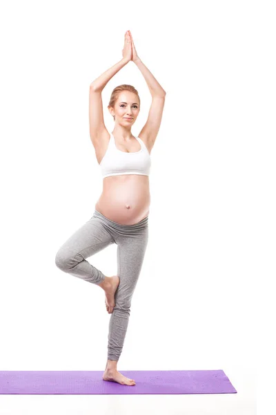 Retrato de mulher grávida fazendo Yoga — Fotografia de Stock