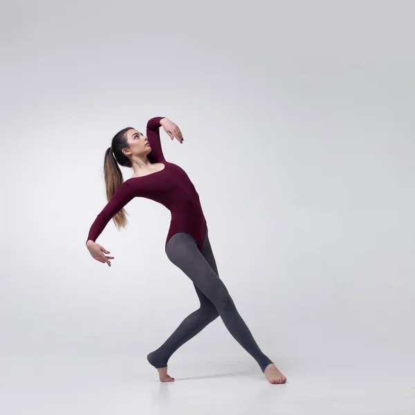 Jonge vrouw danser in kastanjebruine badpak poseren — Stockfoto