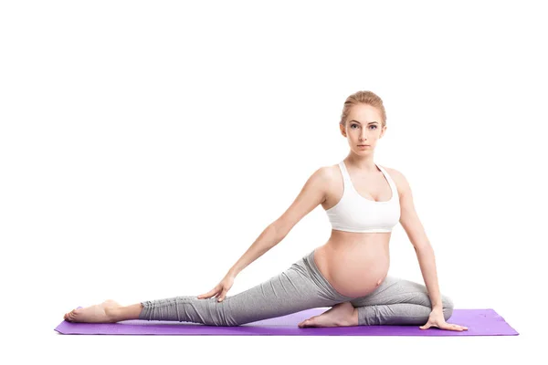 Portrét těhotné ženy dělá jógu — Stock fotografie