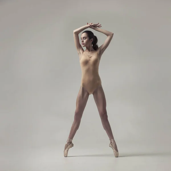 Giovane bella ballerina di balletto in costume da bagno beige — Foto Stock