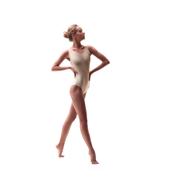 Giovane bella ballerina in costume da bagno beige — Foto Stock