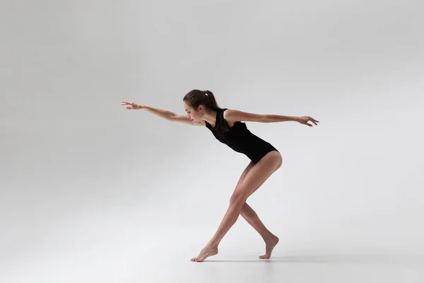 若い美しい女性ダンサー — ストック写真