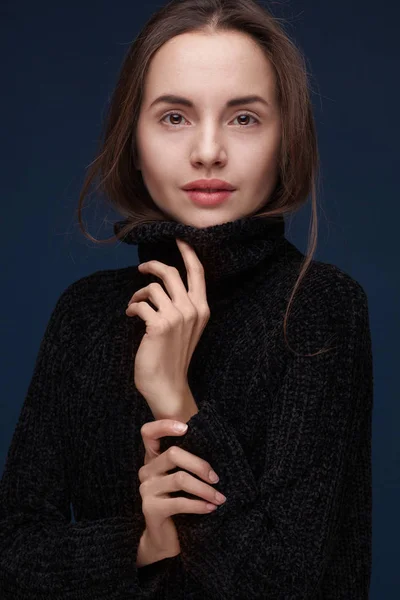 Porträt einer jungen schönen Frau mit leichtem Make-up — Stockfoto